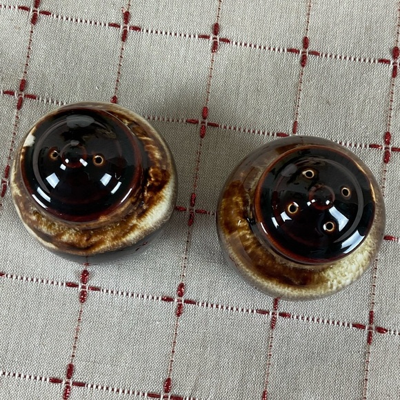 Vintage Pfaltzgraff Gourmet Brown Drip Salt & Pepper Shakers Original Plugs - Picture 2 of 5